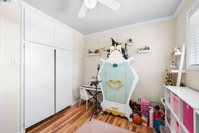 692 Adelle St, Livermore CA: https://media.crmls.org/mediaz/0c9f32c4-d0cc-41b7-a790-5a4101dd47f9.jpg