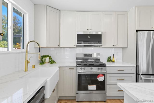 2525 Inman Ct, San Diego CA: https://media.crmls.org/mediaz/0ca10a67-73fa-4d8c-83e5-5cae422baa23.jpg