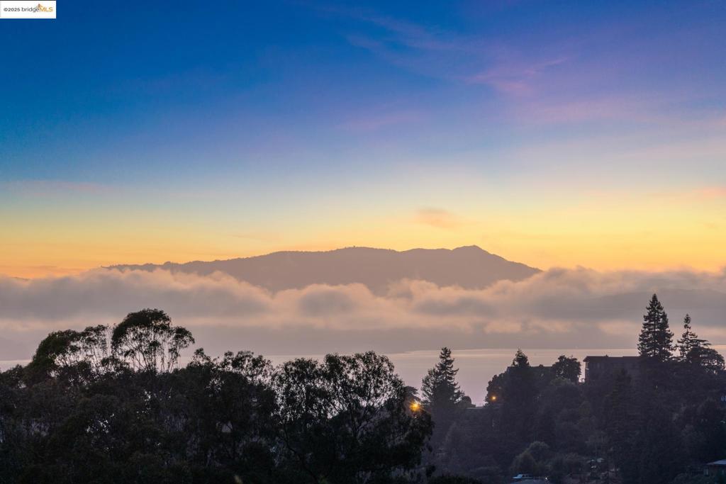 https://media.crmls.org/mediaz/0ca18709-ca5c-4bb8-93b5-8eea9e8320fa.jpg?preset=X-Large