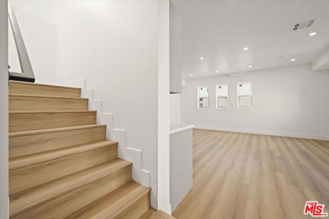 910 N Hudson Avenue, Los Angeles CA: https://media.crmls.org/mediaz/0ca21da7-d61f-412b-97f2-9ef99be8a5ee.jpg