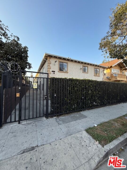 1717 S Burlington Avenue, Los Angeles CA: https://media.crmls.org/mediaz/0ca24f15-f2c9-4368-8171-1a8622ab86c9.jpg