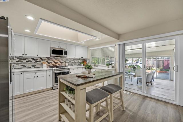 2702 Chinook Ct, Union City CA: https://media.crmls.org/mediaz/0ca2d329-c541-416d-8b46-dcc2f86021a8.jpg
