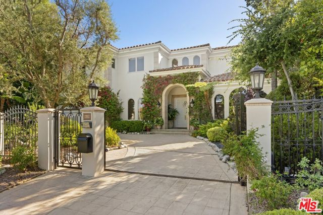 625 Foothill Road, Beverly Hills CA: https://media.crmls.org/mediaz/0ca38cb1-73cd-4821-849b-a7260627b9e5.jpg