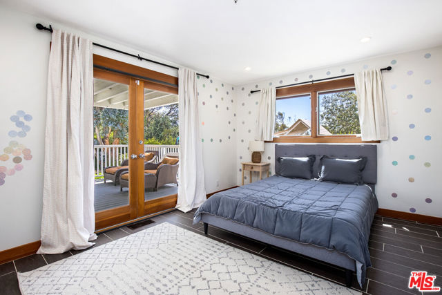 30362 Morning View Drive, Malibu CA: https://media.crmls.org/mediaz/0ca3c937-c661-45ab-b80c-5ffb86943d23.jpg