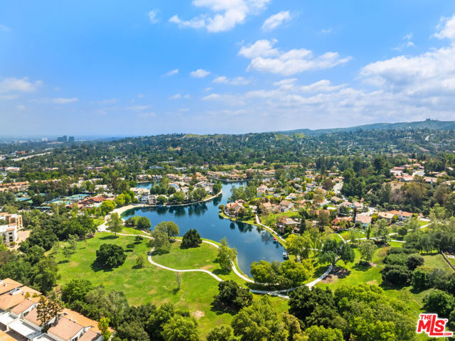 4392 Park Paloma, Calabasas CA: https://media.crmls.org/mediaz/0ca410f4-cf1e-4251-8b98-d107b458b8b2.jpg