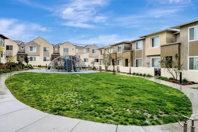 2078 Bluestone Cir, Chula Vista CA: https://media.crmls.org/mediaz/0ca41faa-9b7d-4b88-bbf3-e25bcb9d40ca.jpg