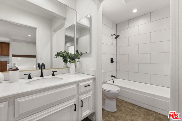 6514 S Copperwood Avenue, Inglewood CA: https://media.crmls.org/mediaz/0ca4852c-28e2-4b62-a0fd-a3bc23de5fc5.jpg