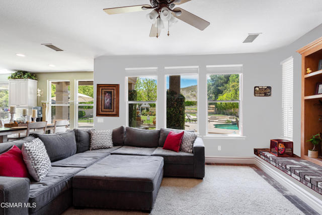 68 E Twisted Oak Drive, Simi Valley CA: https://media.crmls.org/mediaz/0ca4d472-a7b1-4f93-bda2-455921b458ea.jpg
