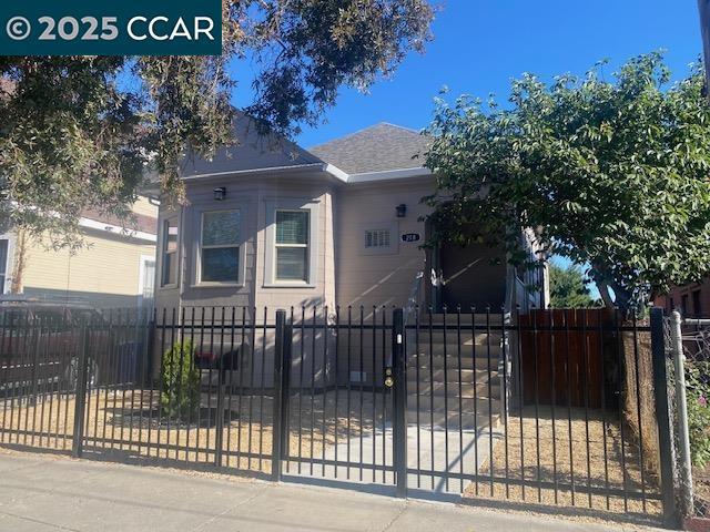 218 Bissell Ave, Richmond CA: https://media.crmls.org/mediaz/0ca533f0-69dc-4c0c-979a-348a53b66bba.jpg
