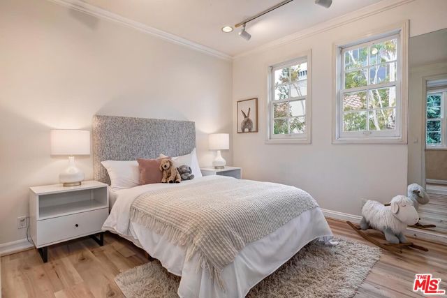 110 N Oakhurst Drive, Beverly Hills CA: https://media.crmls.org/mediaz/0ca637c9-3eb0-41e7-a732-4473520dd4c6.jpg