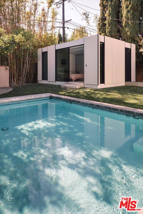 947 N Martel Avenue, Los Angeles CA: https://media.crmls.org/mediaz/0ca8b7d0-d8b2-4cd1-99f1-df0c94764f0f.jpg