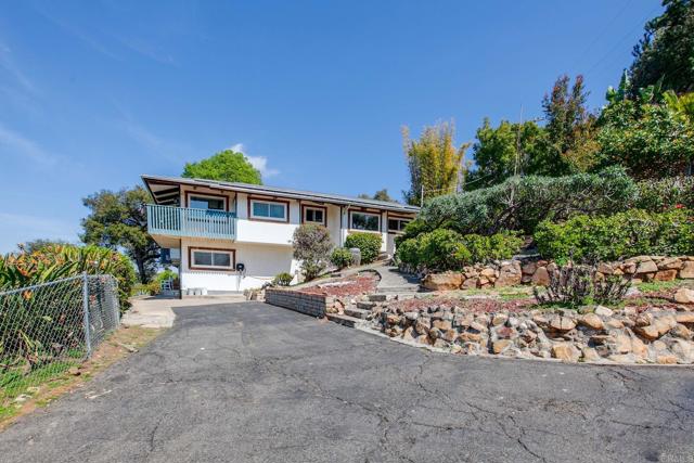 1628 Lone Oak Rd, Vista CA: https://media.crmls.org/mediaz/0ca8f352-c08f-46e3-8221-590b287543a7.jpg