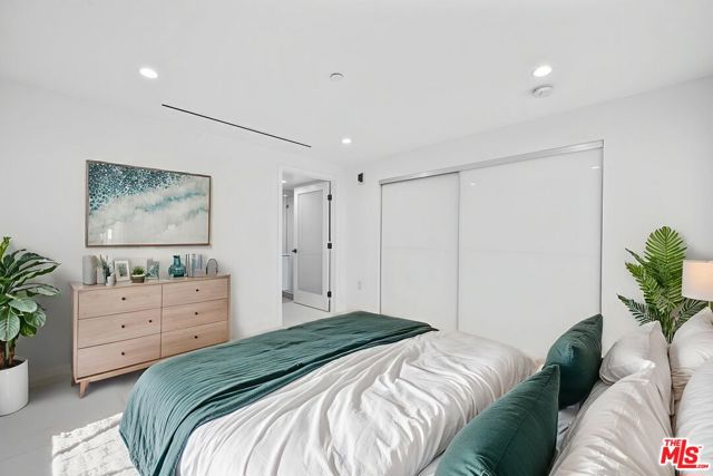 621 N Kings Road, West Hollywood CA: https://media.crmls.org/mediaz/0ca9c57d-9f76-47af-9eaa-6b86b054e085.jpg