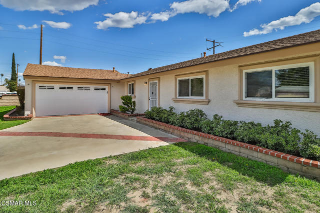 1878 Moore Street, Simi Valley CA: https://media.crmls.org/mediaz/0ca9f95b-8862-490d-82f5-963ebf15b890.jpg