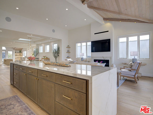 209 19th Street, Manhattan Beach CA: https://media.crmls.org/mediaz/0cab14d5-15cf-4325-8d59-df94f6f21bf0.jpg
