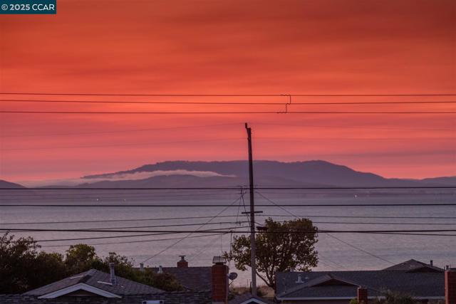 2283 Greenwich Rd, San Pablo CA: https://media.crmls.org/mediaz/0cac5da7-f6f9-4138-af0f-fc3ca45e9326.jpg