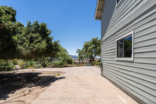 9844 Lorraine Ridge Trail, El Cajon CA: https://media.crmls.org/mediaz/0caca3da-55f7-4e43-b4c3-0e918831f0e7.jpg