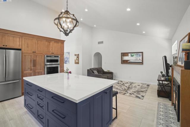 1021 Knightwood Ct, Walnut Creek CA: https://media.crmls.org/mediaz/0caccb79-e6b1-4dd9-8db5-a053668fe096.jpg