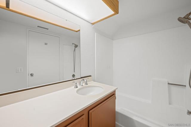 593 Parkview Dr, Lake Elsinore CA: https://media.crmls.org/mediaz/0cacf93c-c7e4-4c75-bd2d-70b23d10ae45.jpg