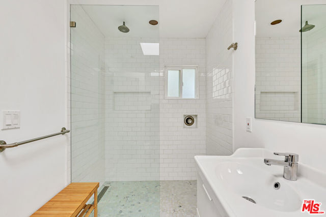718 Vernon Avenue, Venice CA: https://media.crmls.org/mediaz/0cadcf90-8603-489b-bac1-cb709fd94787.jpg