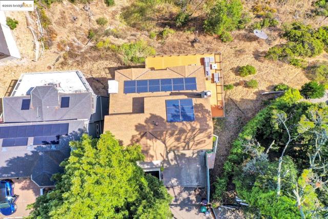 7075 Elverton Dr, Oakland CA: https://media.crmls.org/mediaz/0cae0b84-2fa1-402d-9c5d-ec2eb86231f6.jpg