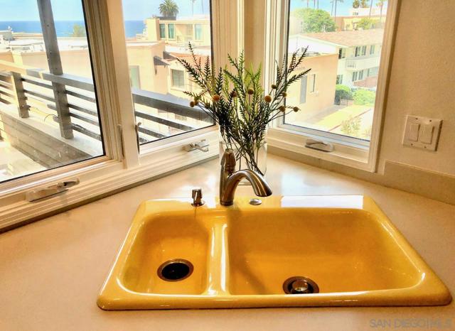 350 Prospect St, La Jolla CA: https://media.crmls.org/mediaz/0caf235c-f205-46f0-8906-974a332fb859.jpg