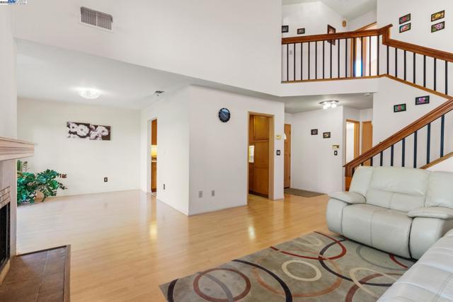 35 Leonard Ct, Alameda CA: https://media.crmls.org/mediaz/0caf49ca-952e-4f94-a1e4-8ad2a33ddcb7.jpg