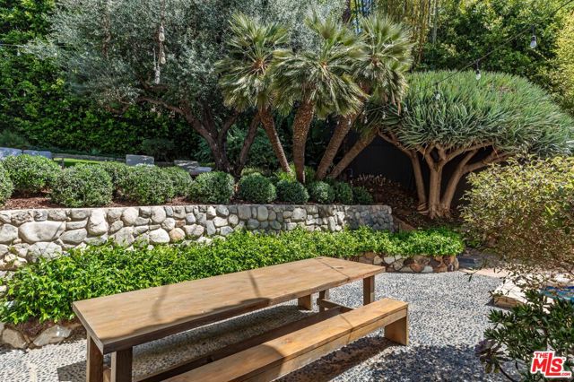 1136 N Doheny Drive, Los Angeles CA: https://media.crmls.org/mediaz/0caf5b90-430b-4903-a3e7-491422ea82ec.jpg