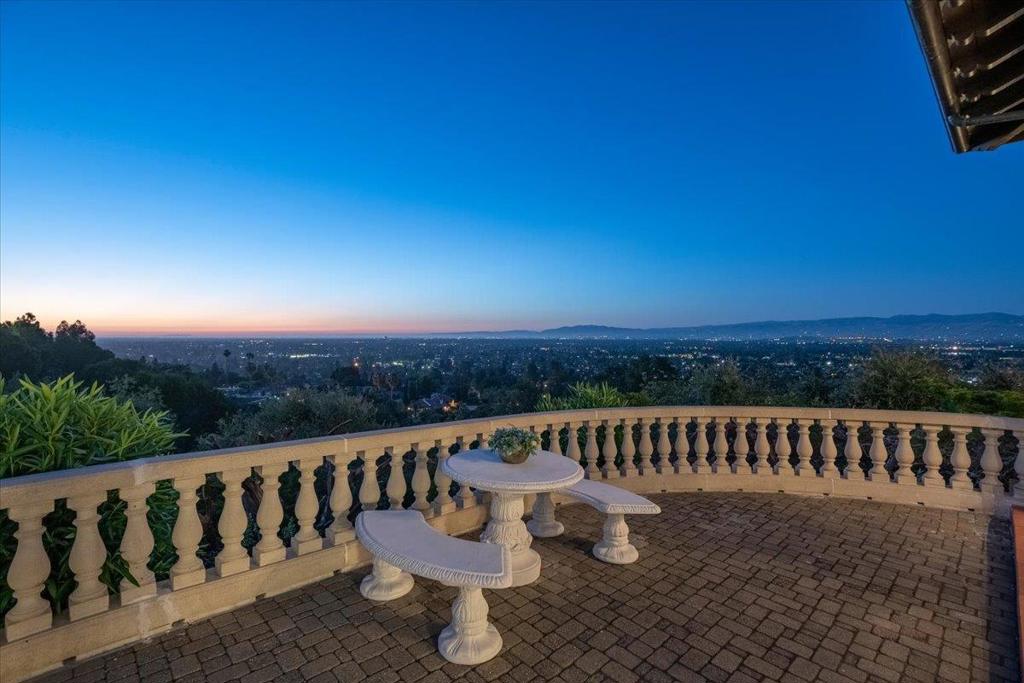 https://media.crmls.org/mediaz/0caf6677-bfcc-46e2-92bc-246615657e61.jpg?preset=X-Large