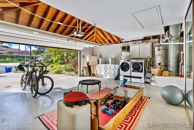 350 Punta Baja Dr, Solana Beach CA: https://media.crmls.org/mediaz/0caf8246-022e-4120-a866-9e07a107c39b.jpg