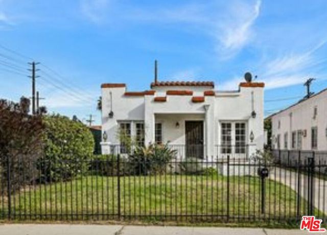 1034 N Kenmore Avenue, Los Angeles CA: https://media.crmls.org/mediaz/0cafb2cc-c8af-466e-a441-90ee5b112a5b.jpg