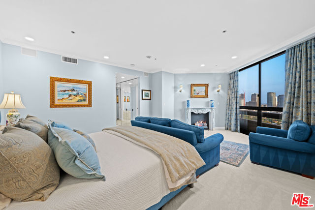 10430 Wilshire Boulevard, Los Angeles CA: https://media.crmls.org/mediaz/0cb0042c-3f31-409a-8bc1-415278054275.jpg