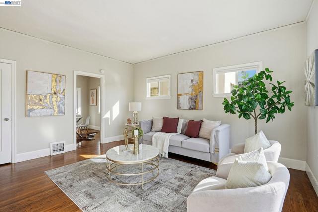 1424 Hampel St, Oakland CA: https://media.crmls.org/mediaz/0cb0352b-6380-4b54-9ef8-b66016d2183e.jpg