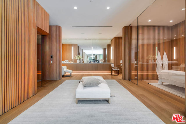 9016 Thrasher Avenue, Los Angeles CA: https://media.crmls.org/mediaz/0cb04e03-efca-4a69-a726-f6bbb2a8fa59.jpg