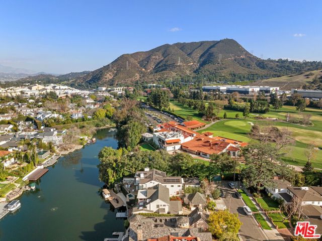 10037 Valley Spring Lane, Toluca Lake CA: https://media.crmls.org/mediaz/0cb0d960-92a7-4304-a062-56169381335e.jpg