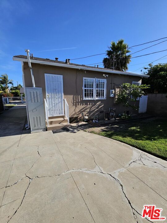 3961 W 64th Street, Los Angeles CA: https://media.crmls.org/mediaz/0cb1ee88-0237-4996-a730-2b3304daa8cb.jpg