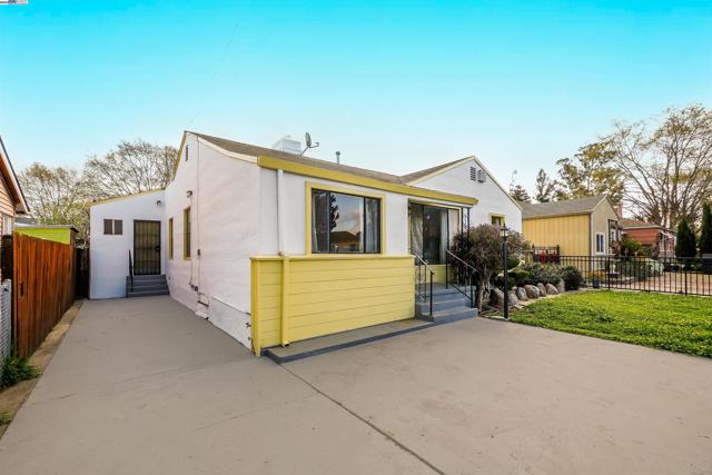 11132 Acalanes Dr, Oakland CA: https://media.crmls.org/mediaz/0cb31cf6-16ea-4205-b2aa-b518139dae11.jpg