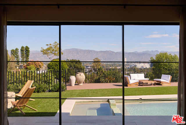 3620 Wrightwood Drive, Studio City CA: https://media.crmls.org/mediaz/0cb44b75-2097-4503-a624-b1018a2b6de7.jpg