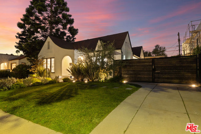 821 S Cloverdale Avenue, Los Angeles CA: https://media.crmls.org/mediaz/0cb4dd98-5b26-43c9-a8ce-c2d260b447db.jpg