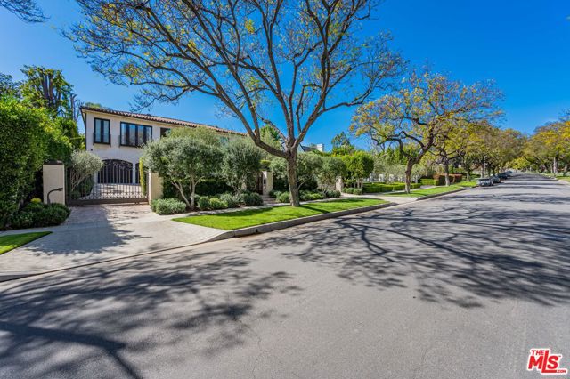623 N ALTA Drive, Beverly Hills CA: https://media.crmls.org/mediaz/0cb532b5-5be8-4ea5-b8bf-d13cbbb8860e.jpg