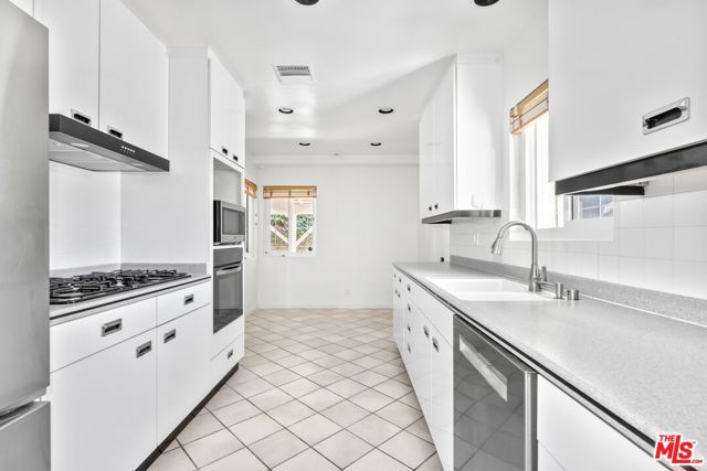 4509 Canoga Drive, Woodland Hills CA: https://media.crmls.org/mediaz/0cb58948-6957-4317-861c-839604eb9010.jpg