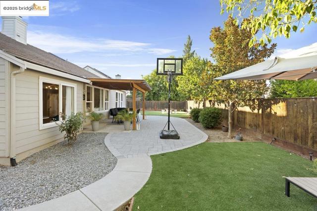 1030 Orchid Dr, Brentwood CA: https://media.crmls.org/mediaz/0cb5b5de-0d11-48f7-8740-a6327c56af81.jpg