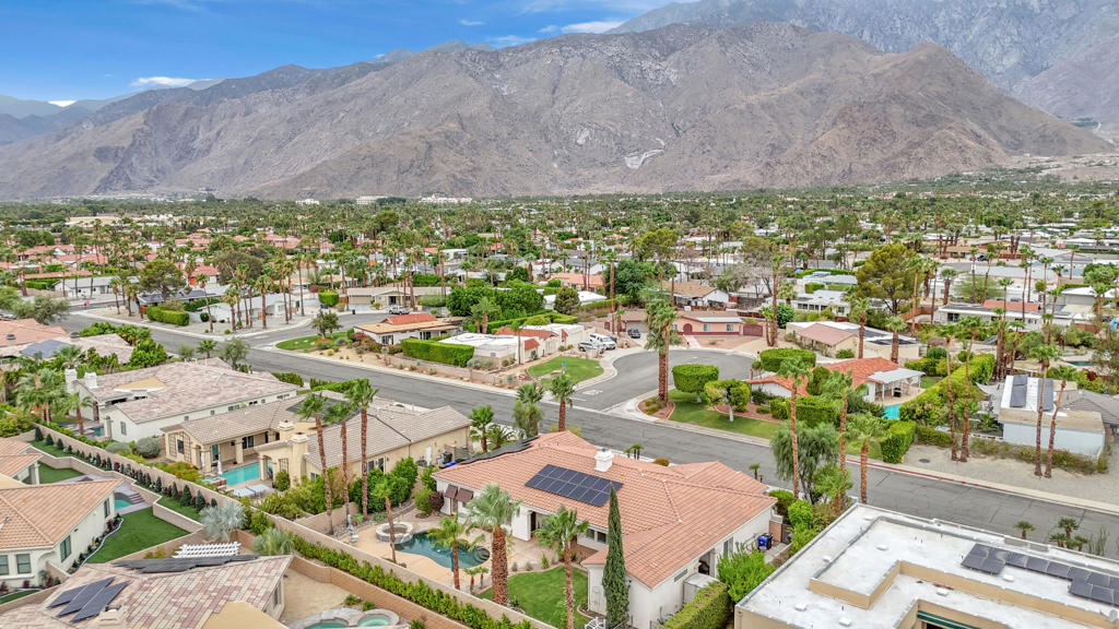 https://media.crmls.org/mediaz/0cb6df32-1db7-477b-9d39-41ab80263b94.jpg?preset=X-Large