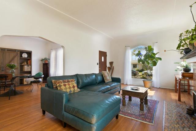1032 Alberta Pl, San Diego CA: https://media.crmls.org/mediaz/0cb7ff42-1e85-4381-be68-fd2ec7ed1387.jpg