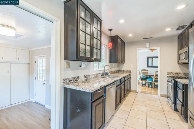 448 Cumberland Dr, Pleasant Hill CA: https://media.crmls.org/mediaz/0cb8429b-5fc9-4f6f-bb6d-fa47d0fd9054.jpg