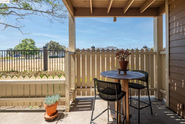 197 Lakeshore Ct, Richmond CA: https://media.crmls.org/mediaz/0cb96add-d93b-494b-9fd5-4906afa417d0.jpg