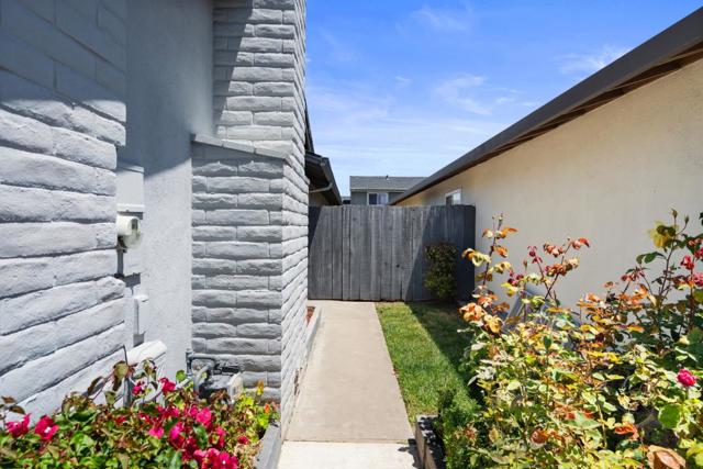 422 Shelley Way, Salinas CA: https://media.crmls.org/mediaz/0cba223b-1c5f-4790-8a74-5a712f778780.jpg