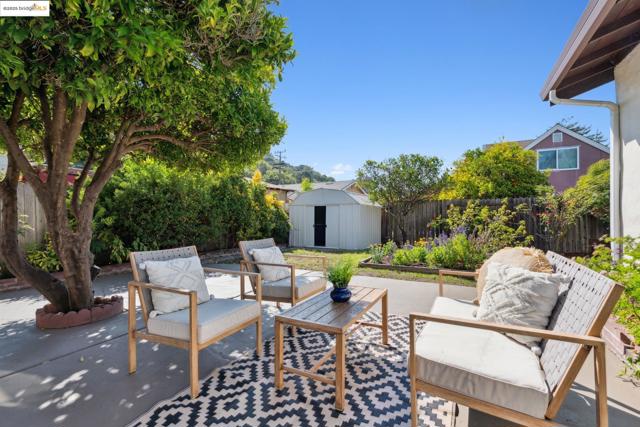 2309 Potrero Ct, Pinole CA: https://media.crmls.org/mediaz/0cba3738-8565-474f-8538-ddd033992a69.jpg