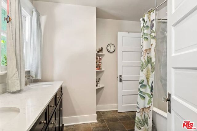 541 S Coronado Street, Los Angeles CA: https://media.crmls.org/mediaz/0cba8ec6-da60-454e-ba9a-279d52bb8b54.jpg