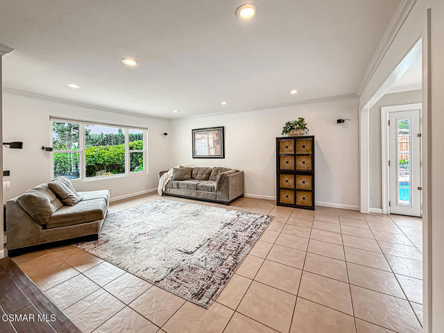 3307 Rainbow Creek Circle, Thousand Oaks CA: https://media.crmls.org/mediaz/0cbaac54-c479-42de-bb0b-736f2102f6ce.jpg
